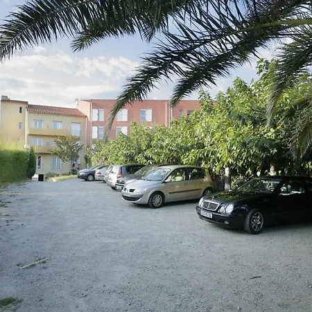 Отель The Originals Perpignan Sud Le Grillon D'or Ле-Булу